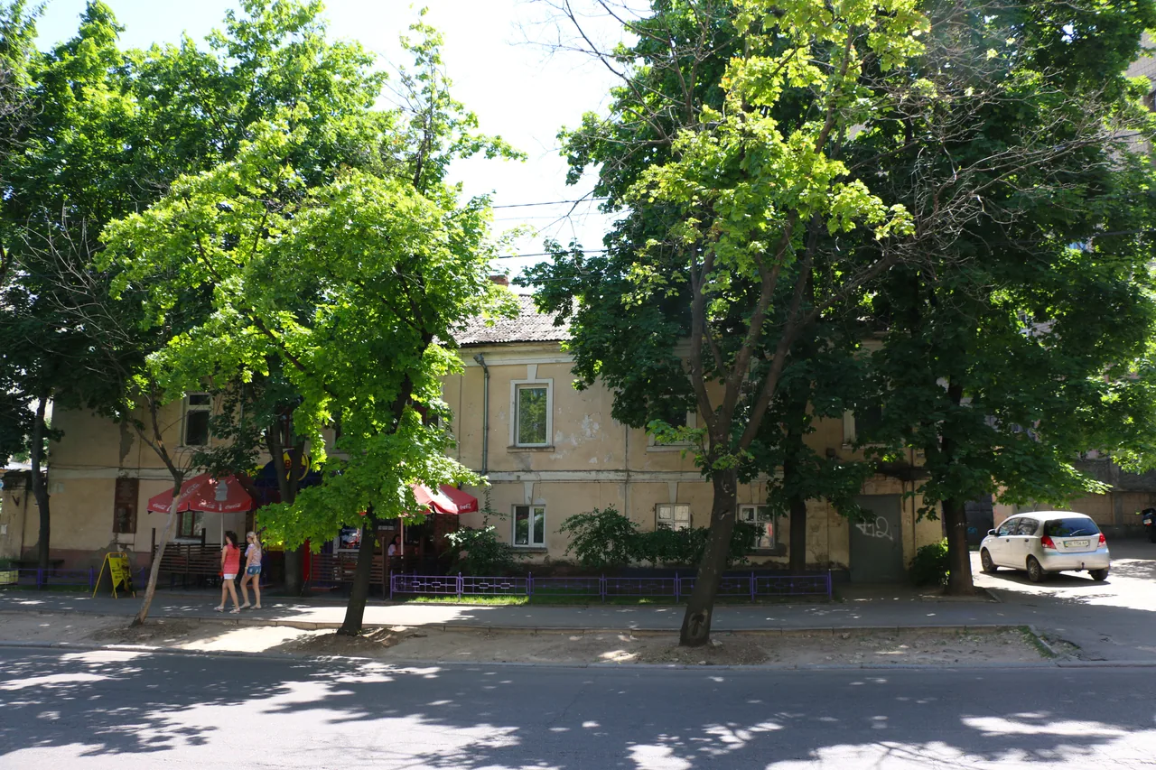 Архівний вигляд двоповерхового будинку в Миколаєві, у якому 1853 року народився Микола Аркас.