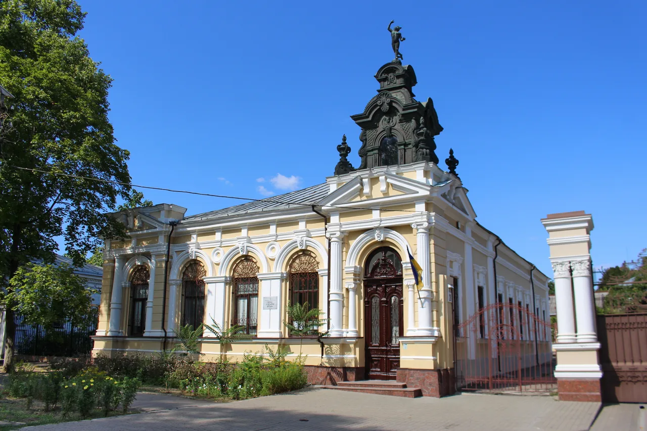 Архівний літній вигляд фасаду Будинку з Меркурієм — особняка купця Ерліха, де працює Дитяча художня школа Миколаєва.