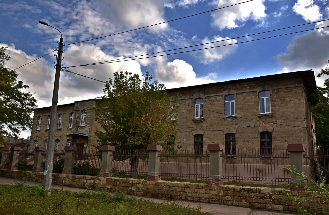 Зелений фасад спільної будівлі на Госпітальній, 1, де офіційно розміщена Миколаївська дитяча музична школа № 8.