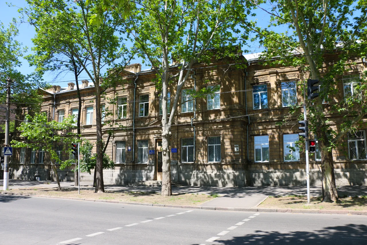 Архівний фронтальний вигляд двоповерхової будівлі колишнього міського дівочого училища у Миколаєві, де працює ліцей № 2.