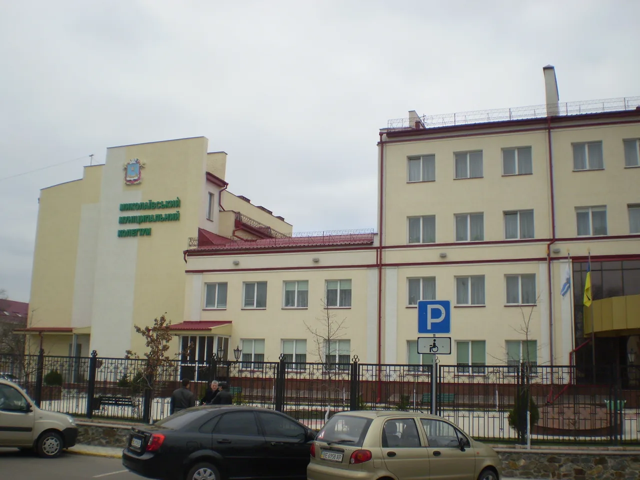 Архівний фасад нинішнього Миколаївського ліцею № 38 з історичною вивіскою «Миколаївський муніципальний колегіум».