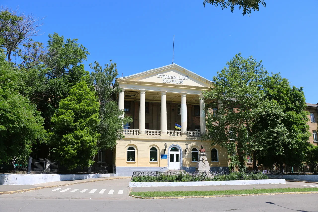 Архівний фронтальний вигляд будівлі Морської гімназії у Миколаєві з шестиколонним портиком, де працює будівельний коледж.