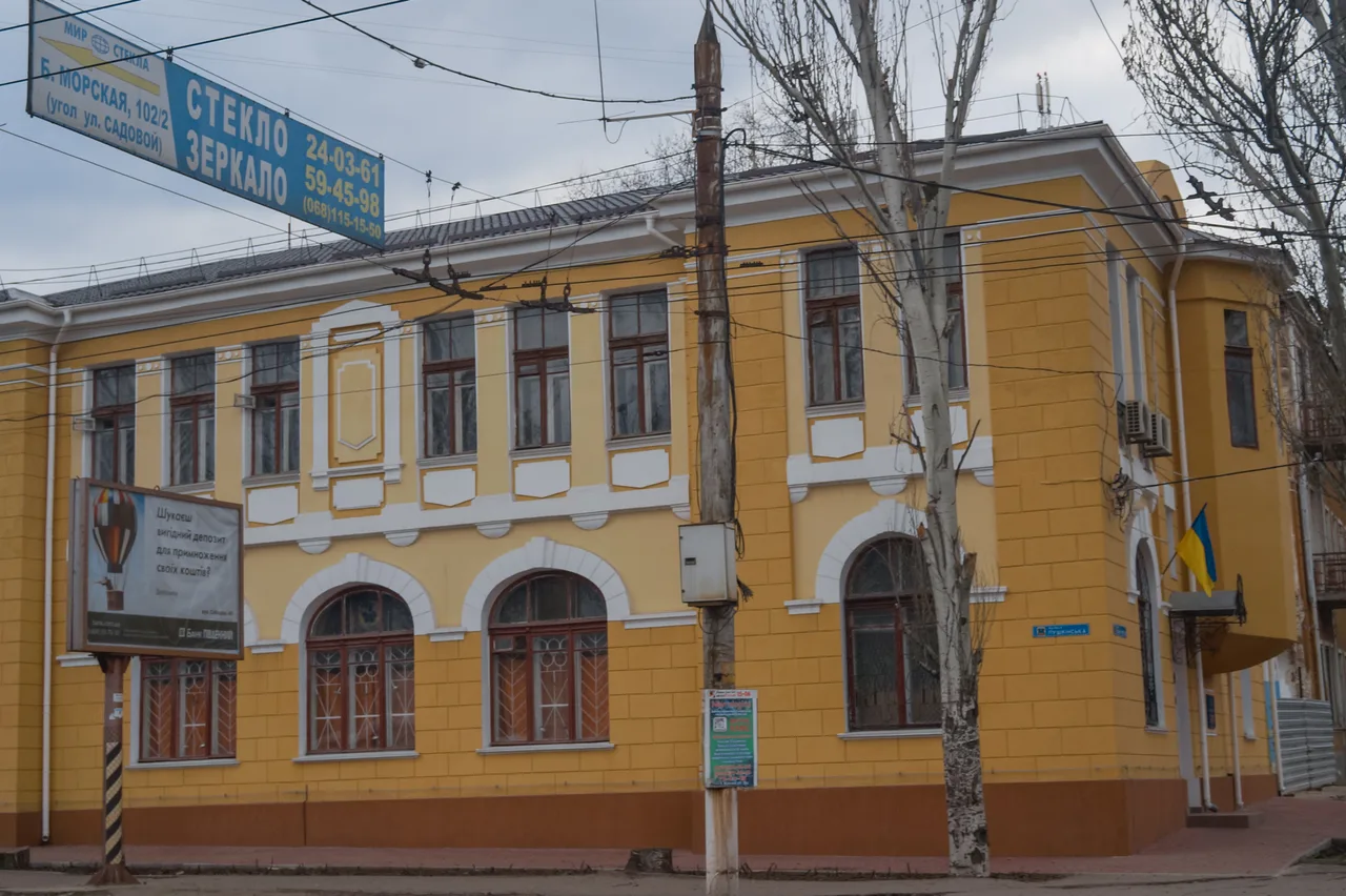 Двоповерховий фасад будинку на Аркасівській, 11, частину якого використовує Миколаївська СДЮСШОР з фехтування.
