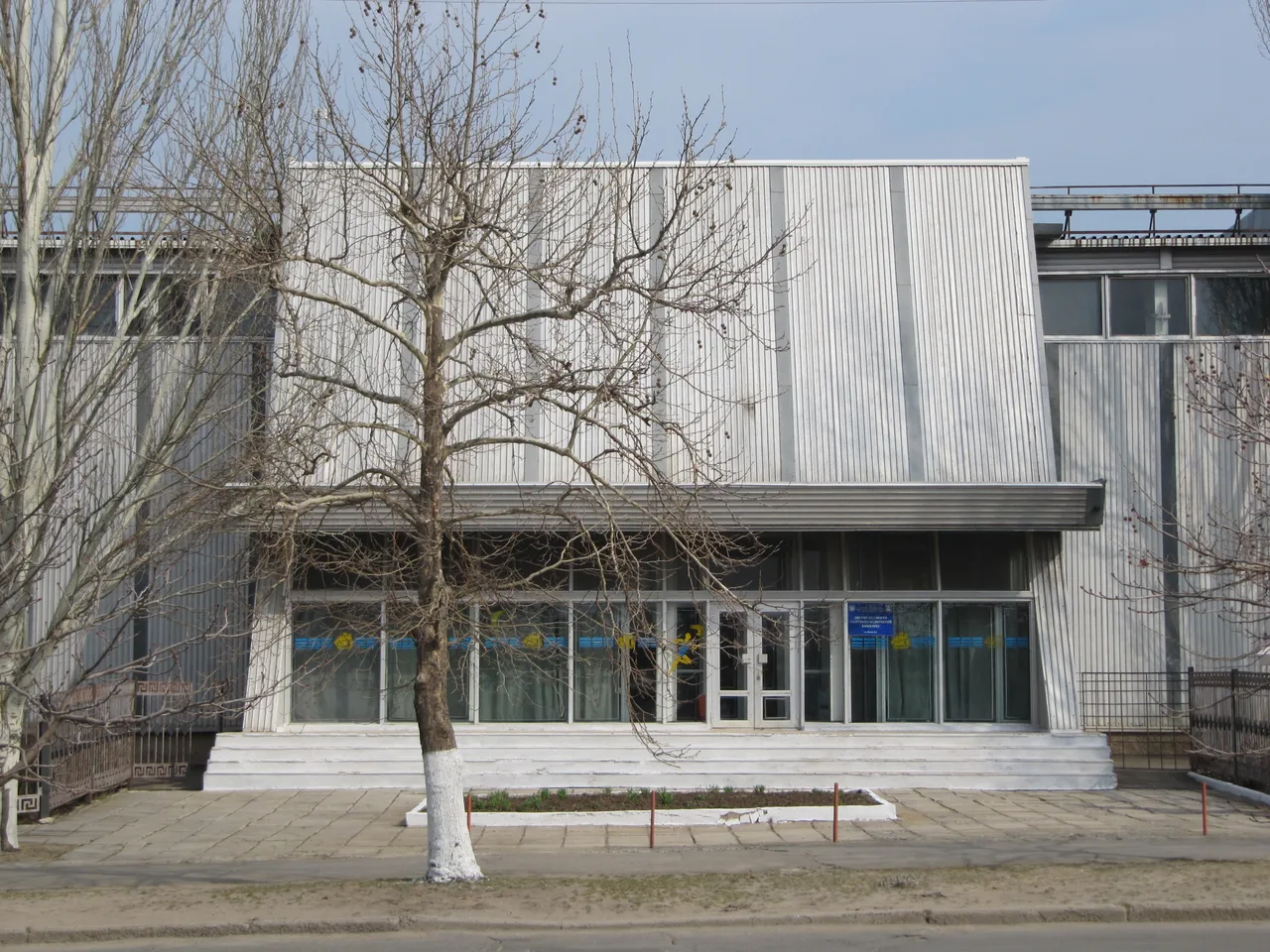 Архівний фасад фізкультурно-оздоровчого комплексу заводу «Океан», що став однією з баз нинішньої КДЮСШ «Олімп».
