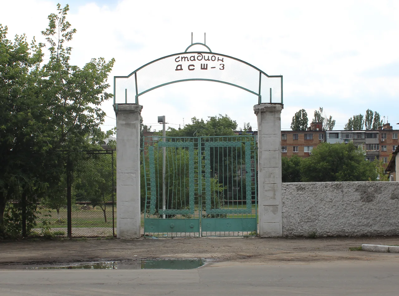 Літні ворота стадіону на Пограничній, 45, з історичним написом «стадіон ДСШ-3» — попередньою назвою нинішньої школи «Перемога».