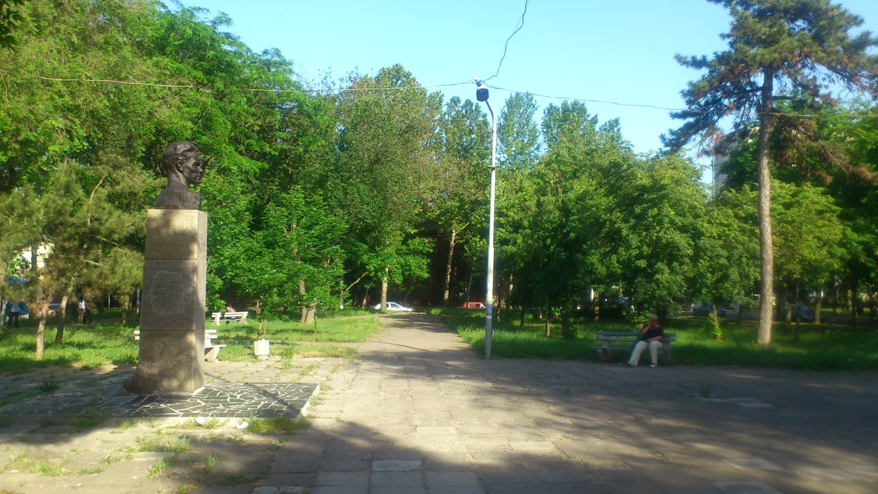 Архівний вигляд зеленого скверу з бюстом Олексія Гмирьова, лавами, алеями та деревами у Миколаєві.