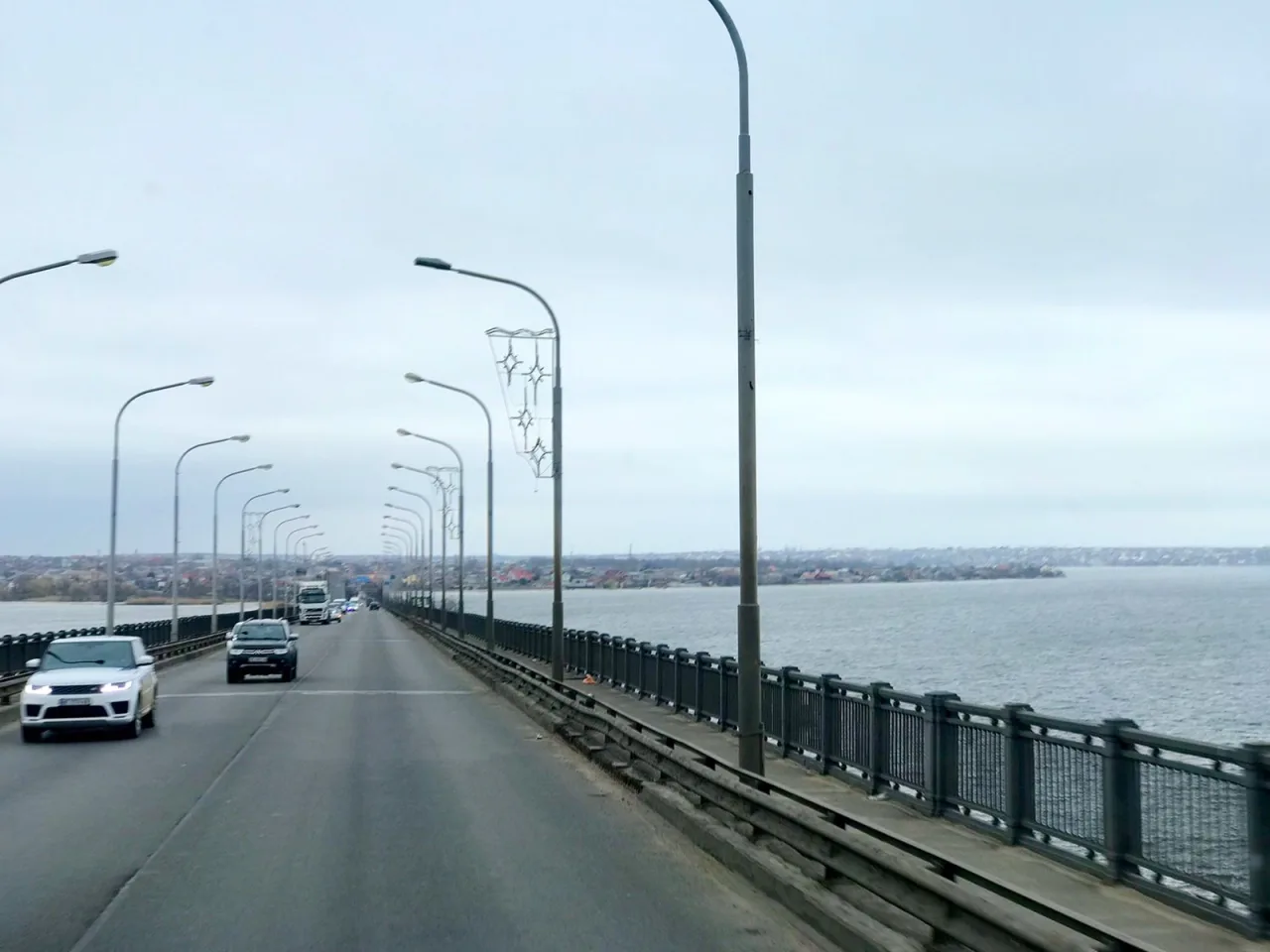 Архівний вигляд проїзної частини Варварівського мосту над Південним Бугом у Миколаєві.
