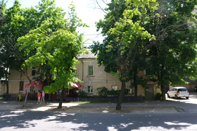 Архівний вигляд двоповерхового будинку в Миколаєві, у якому 1853 року народився Микола Аркас.