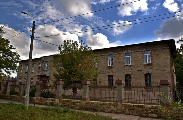 Зелений фасад спільної будівлі на Госпітальній, 1, де офіційно розміщена Миколаївська дитяча музична школа № 8.