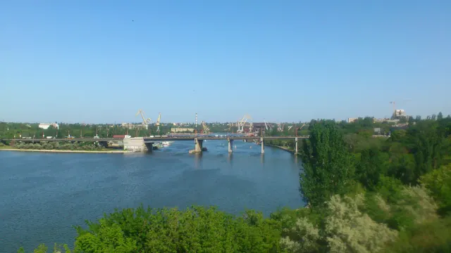 Архівний панорамний вигляд Інгульського мосту з підйомним прольотом над річкою у Миколаєві.