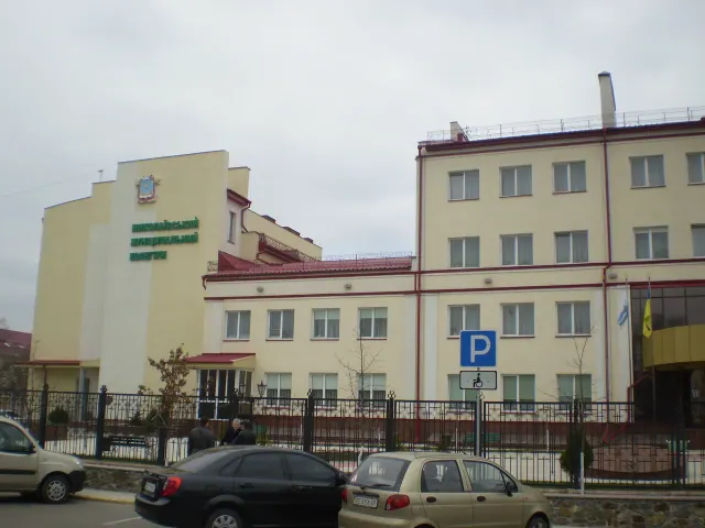 Архівний фасад нинішнього Миколаївського ліцею № 38 з історичною вивіскою «Миколаївський муніципальний колегіум».