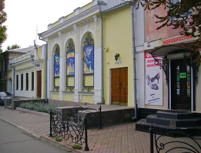 Архівний вигляд оздобленого фасаду Миколаївського академічного обласного театру ляльок на вулиці Марка Кропивницького.