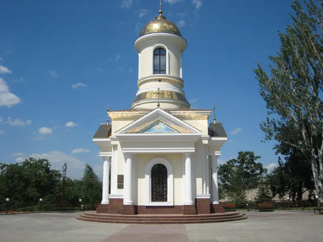 Архівний фронтальний вигляд Каплиці Святого Миколая у Миколаєві зі світлим портиком, круглим барабаном і золоченим куполом.