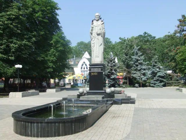 Пам’ятник Святому Миколаю зі світлого каменю на темному постаменті у Каштановому сквері Миколаєва.