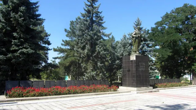 Архівний вигляд меморіалу з фігурою воїна та плитами з іменами у сквері Солдатському в Миколаєві.