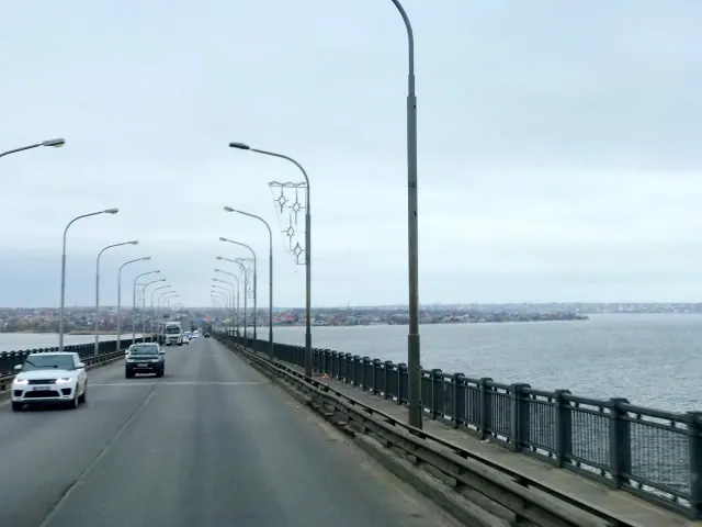 Архівний вигляд проїзної частини Варварівського мосту над Південним Бугом у Миколаєві.